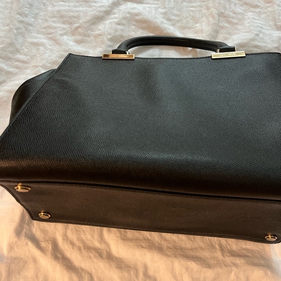 Henri Bendel Tote in excellent used condition.Dust bag and strap inc. - Picture 5 of 6